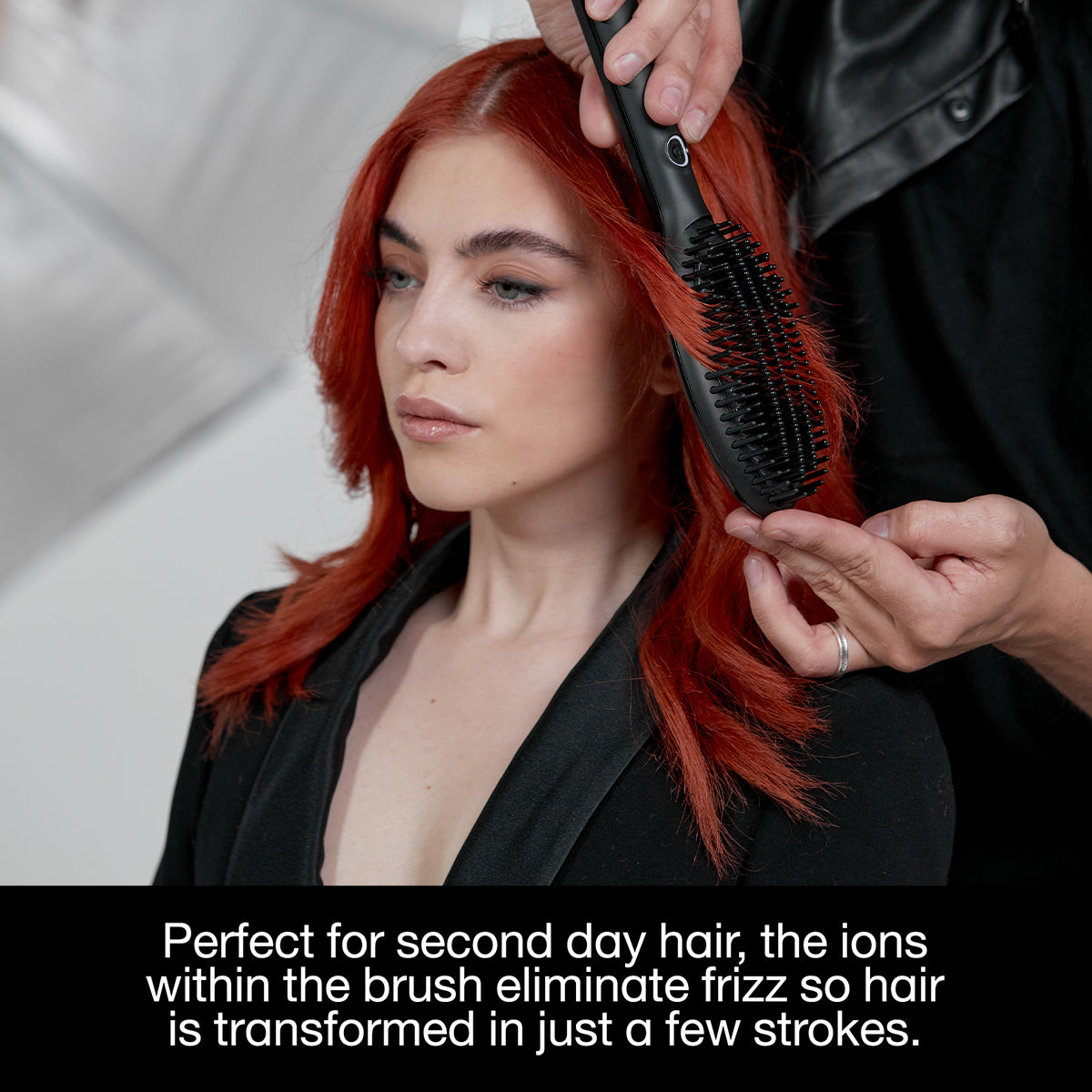 Perie de par profesionala pentru netezire rapida si efect anti-frizz GHD Glide Smoothing Hot Brush