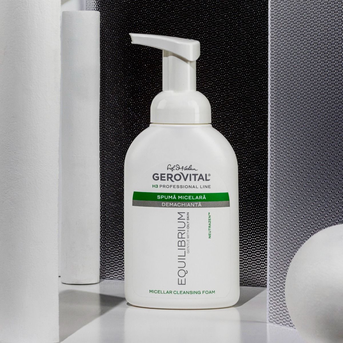 Spumă Micelară Demachiantă pentru Curățare Delicată, pentru Toate Tipurile de Ten, Gerovital H3 Equilibrium, 300 ml
