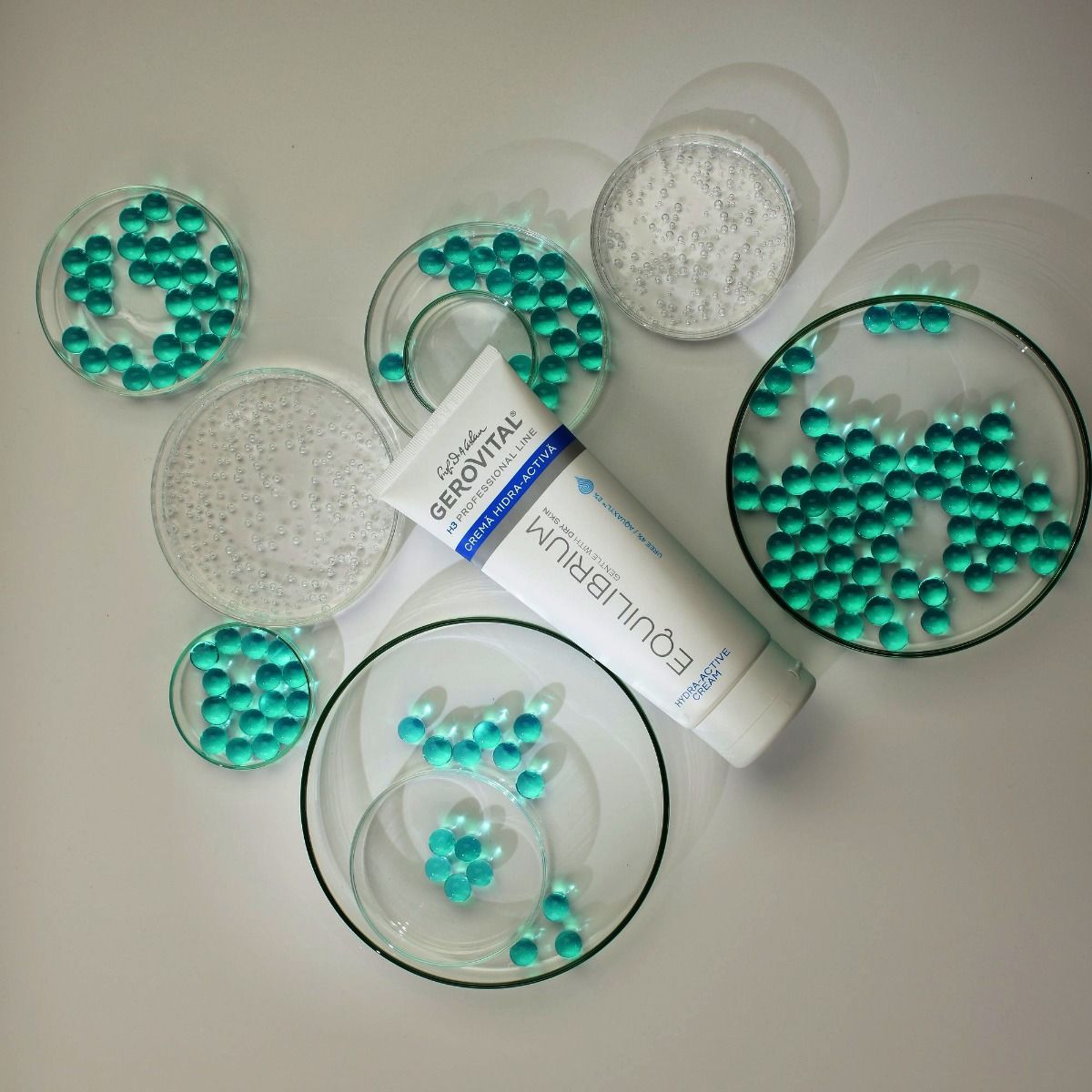 Cremă Hidra-Activă pentru Ten Uscat sau Sensibil cu Uree 4% și Uleiuri Naturale, Gerovital H3 Equilibrium, 200 ml