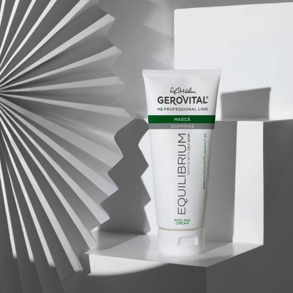 Mască Gommage Exfoliantă pentru Ten Gras și Normal cu Sâmburi de Caisă, Gerovital H3 Equilibrium, 200 ml