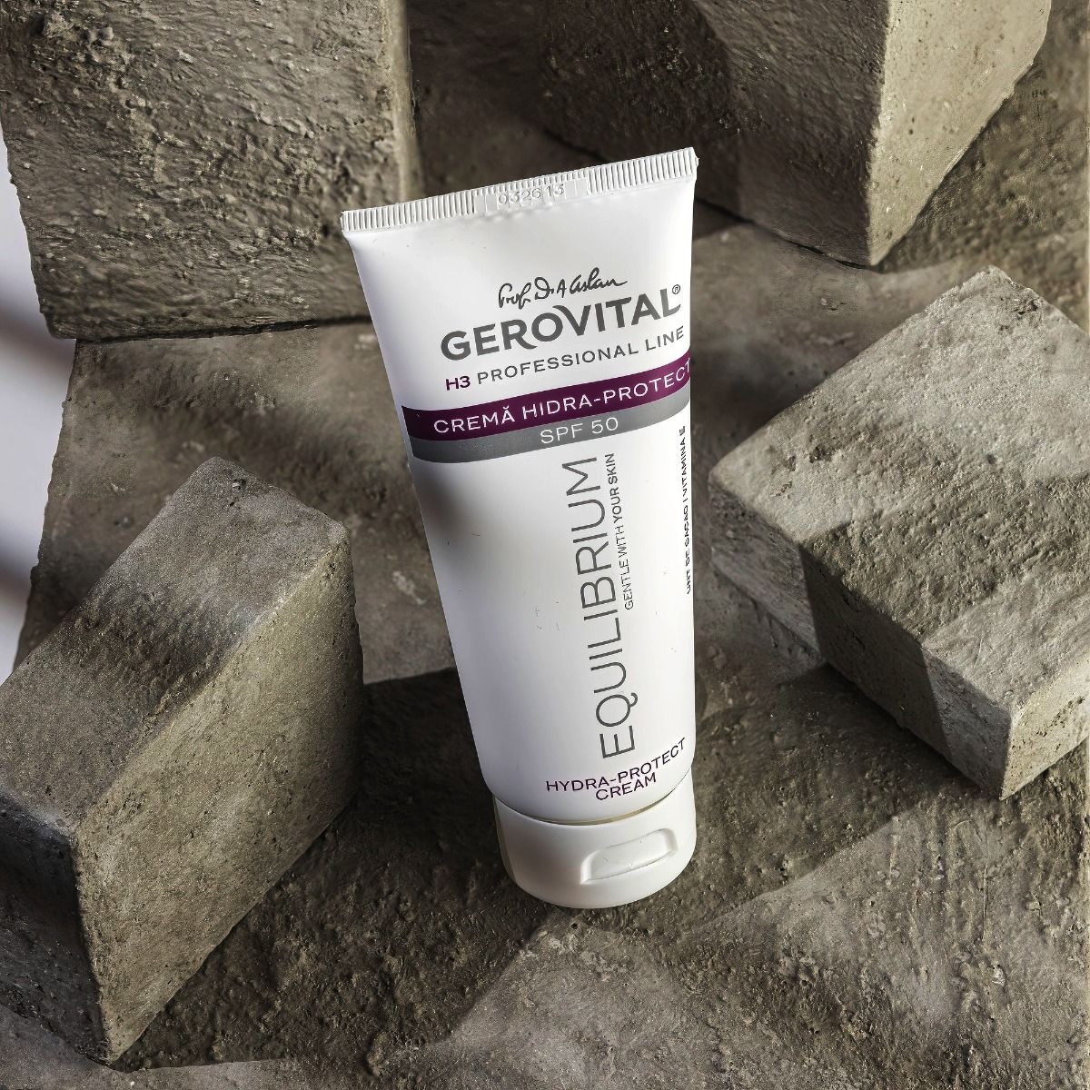 Cremă Hidra-Protect SPF 50 cu Vitamina E și Unt de Cacao, protecție UVA/UVB ridicată, Gerovital H3 Equilibrium, 100 ml